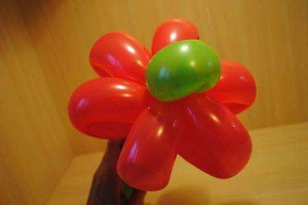 Как сделать цветок из шариков?