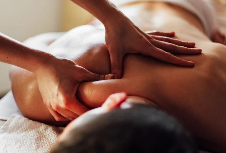 Интимный подарок парню на 14 февраля – эротический массаж в вашем исполнении